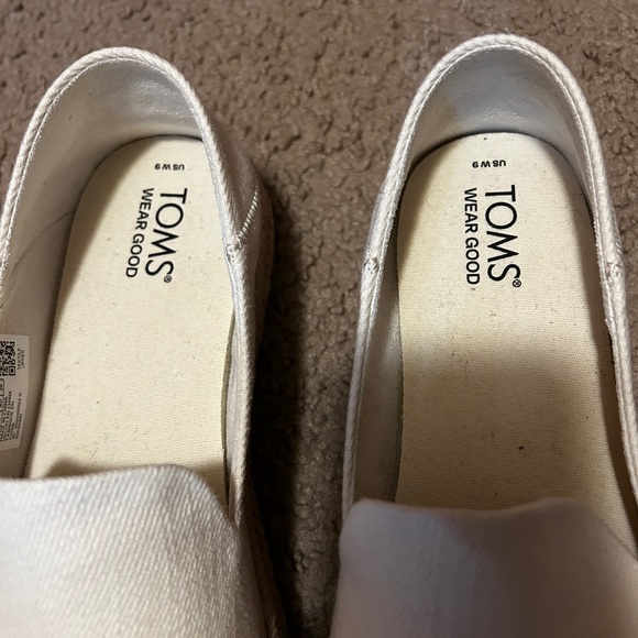 TOMS New women’s shoes especially Cream Canvas Slip-Ons size 9 - Picture 3 of 13